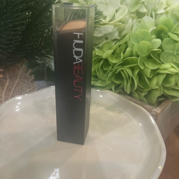 HUDA BEAUTY 300N Latte Fauxfilter Skin Finish Stick Foundation - Picture 2 of 3